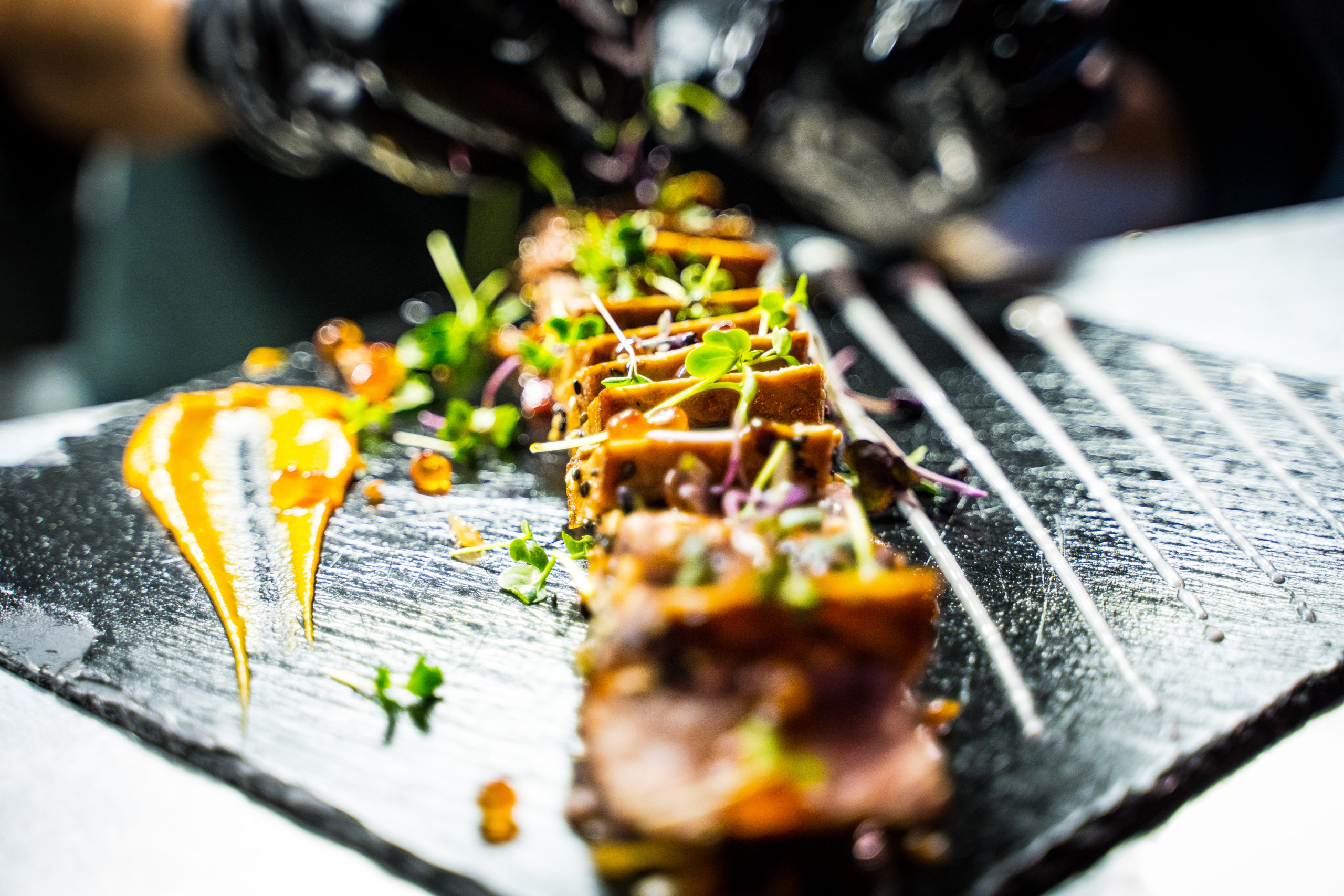 Cena y ambiente nocturno en Tropical Fusion